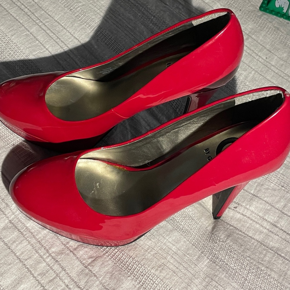 G by Guess Glossy Red Winna Heels - Picture 2 of 7